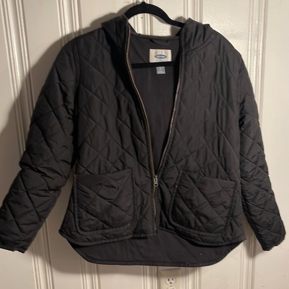 Old Navy black puffer jacket with hood in a petite small